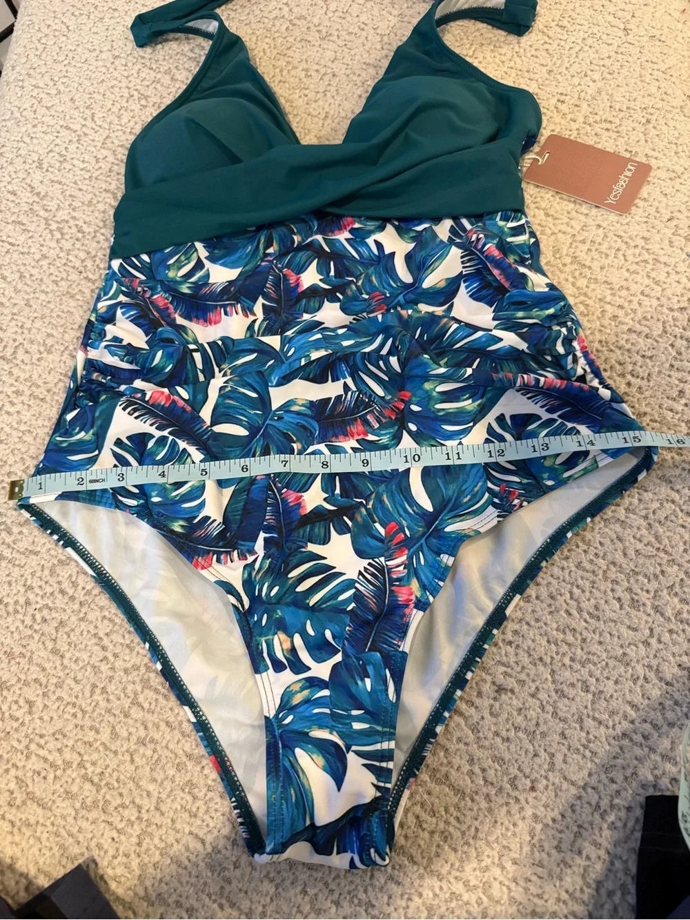 ✨ NWT Tropical Leaf Print One Piece Swimsuit Halter‎ Ruched Medium ✨